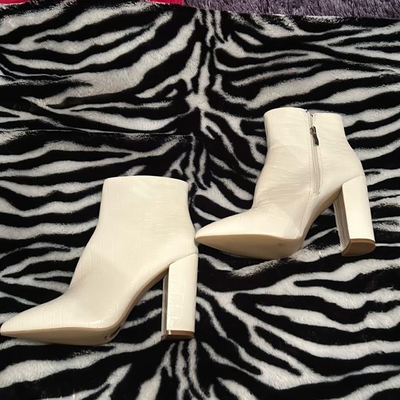 👠👠 WHITE ANKLE BOOTS - Picture 2 of 11